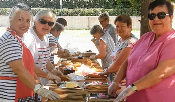 On prépare les sandwichs...